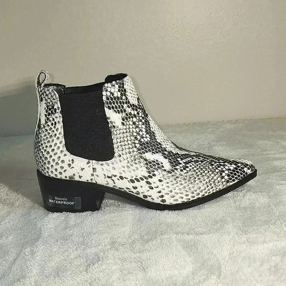 BLONDO Snakeskin white and black booties NWOB
